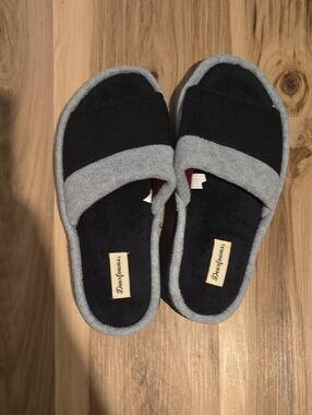 dearfoams Men's Slip-On Grey and Black Open-Toe Slippers